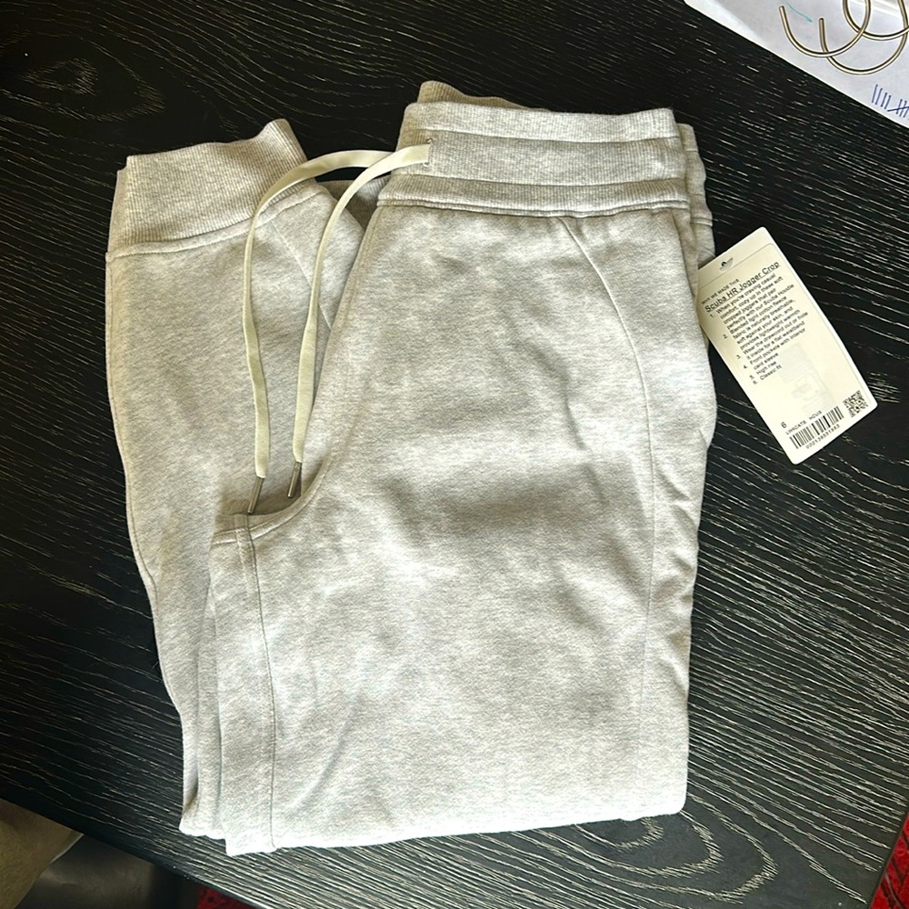 NWT Lululemon Scuba Jogger size 6, 25” inseam (cropped)
